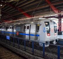 Neu Delhi, Indien, Februar 17 2024 - - Delhi Metro Zug ankommen beim jhandewalan Metro Bahnhof im Neu Delhi, Indien, Asien, Öffentlichkeit Metro Abflug von jhandewalan Bahnhof foto