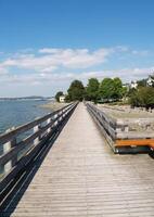 Bellingham, wa, 2006 - - Promenade mit Bäume Blau Himmel Weiß Wolken und Wasser foto