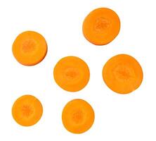oben Aussicht von schön frisch Orange Karotte Wurzeln im Scheiben gestalten isoliert auf Weiß Hintergrund mit Ausschnitt Pfad foto