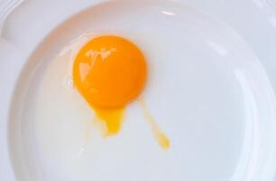 roh Essen von Hähnchen Eier ohne Schale im Weiß Teller bereit zum Kochen Essen foto