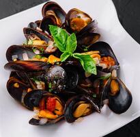 köstlich Meeresfrüchte Muscheln mit mit Soße und Petersilie foto