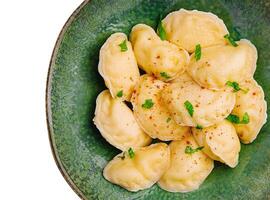 Knödel mit Hütte Käse auf ein Grün Teller isoliert foto