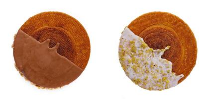 runden Croissant mit Schokolade und Weiß kondensiert Milch foto