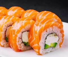 Sushi rollen Philadelphia mit Lachs foto