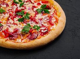 Italienisch Pizza auf schwarz Stein foto