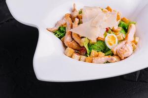 Caesar Salat mit gegrillt Hähnchen Fleisch, frisch Kopfsalat, Parmesan Käse und gebraten Croutons foto