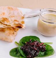 Hähnchen Pastete mit Zwiebel Marmelade und Pita-Brot Brot serviert im ein Weiß Teller foto