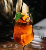 Glas von Aperol Spritz Cocktail schließen oben foto