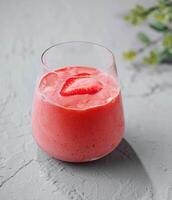 ein Glas von Erdbeere Smoothie mit Erdbeere Scheibe foto