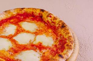 traditionell neapolitanisch Pizza auf hölzern Tafel foto