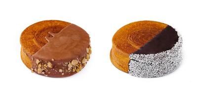runden Croissant mit braun und schwarz Schokolade und Kokosnuss foto