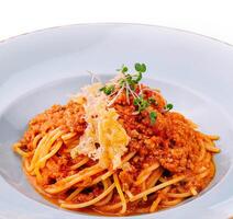 Spaghetti Bolognese mit Parmesan Käse und Tomaten foto