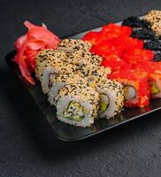 Sushi einstellen sortiert, von fünf anders Rollen foto