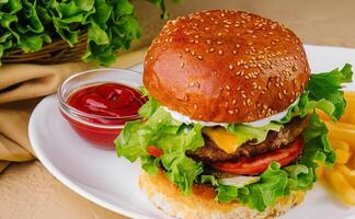 Cheeseburger mit Französisch Fritten und Ketchup auf Teller foto