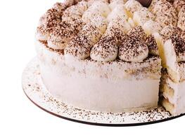 Tiramisu Kuchen bestreut mit Kakao Pulver auf Teller foto