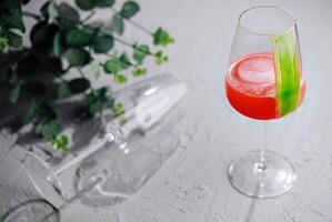 Glas von rot Cocktail oben Aussicht foto