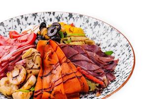 Salat von verschiedene Fleisch mit Pilze, Möhren und Grüner Salat Blätter foto