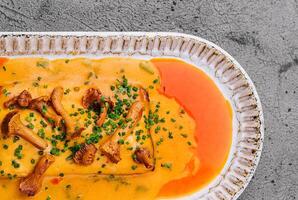 Lasagne mit Pfifferling Pilze im Gelb Soße foto