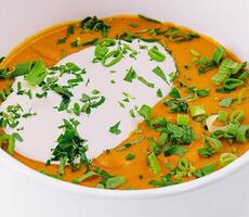 Kürbis und Karotte Suppe mit Zwiebel foto