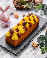 Ostern Kuchen mit Schokolade und Vanille Sahne foto