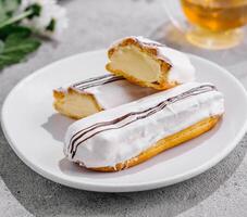 frisch lecker Eclair auf Weiß Teller foto