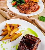 Schweinefleisch Rippen mit Schweinefleisch Steak und Kartoffeln foto