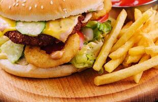 saftig Burger mit Zwiebel Ringe und Französisch Fritten foto