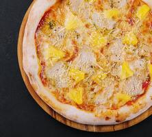 lecker hawaiisch Pizza mit Hähnchen und Ananas foto