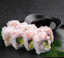 Sushi Rollen mit Krabbe Stöcke mit Avocado foto