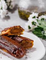 lecker Schokolade Eclairs auf Teller schließen oben foto