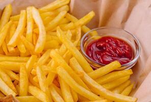 Französisch Fritten mit Ketchup im Korb foto