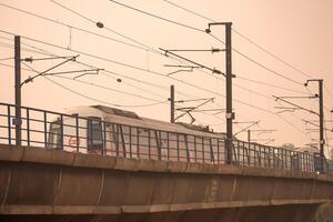 Neu Delhi, Indien, Februar 17 2024 - - Delhi Metro Zug ankommen beim jhandewalan Metro Bahnhof im Neu Delhi, Indien, Asien, Öffentlichkeit Metro Abflug von jhandewalan Bahnhof foto