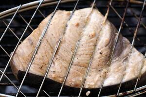 Schwertfisch Steak Kochen auf Grill Grill Nahansicht foto