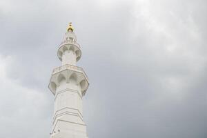 das größte Moschee auf das Solo zentral Java Mesjid Scheich zayed. das Foto ist geeignet zu verwenden zum Ramadhan Poster und Muslim Inhalt Medien.