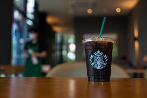 Bangkok, Thailand - - März 9, 2024 schließen oben ein Glas von vereist Americano beim Starbucks Kaffee Geschäft. foto