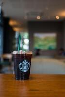 Bangkok, Thailand - - Februar 29, 2024 schließen oben ein Glas von Starbucks von vereist Americano Kaffee. foto