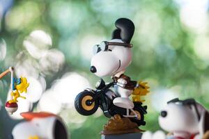 Bangkok, Thailand - - Februar 29, 2024 ein Spielzeug von Snoopy, Motorrad Energie, süß Spielzeug von Pop Mart das Beste freunde Serie zahlen foto