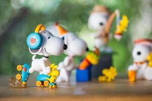 Bangkok, Thailand - - März 9, 2024 ein Spielzeug von Snoopy, Walze skaten, süß Spielzeug von Pop Mart das Beste freunde Serie zahlen foto