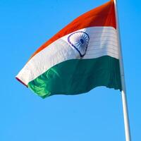 Indien-Flagge, die hoch am Connaught-Platz mit Stolz auf den blauen Himmel fliegt, Indien-Flagge flattert, indische Flagge am Unabhängigkeitstag und Tag der Republik Indien, Schuss nach oben geneigt, indische Flagge schwenkend, Har Ghar Tiranga foto