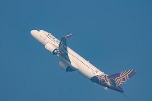 Neu Delhi, Indien, Dezember 25 2023 - - Aussicht Airbus a320 Neo nehmen aus von indra Gandhi International Flughafen Delhi, Aussicht inländisch Flugzeug fliegend im das Blau Himmel während Tag Zeit foto