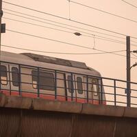 Neu Delhi, Indien, Februar 17 2024 - - Delhi Metro Zug ankommen beim jhandewalan Metro Bahnhof im Neu Delhi, Indien, Asien, Öffentlichkeit Metro Abflug von jhandewalan Bahnhof foto