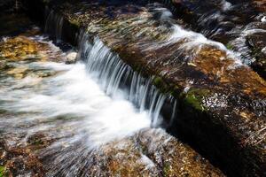 Berg Strom klein Wasser fallen Yosemit Kalifornien foto