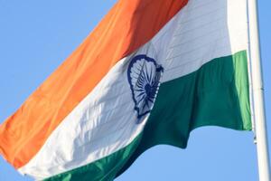 Indien-Flagge, die hoch am Connaught-Platz mit Stolz auf den blauen Himmel fliegt, Indien-Flagge flattert, indische Flagge am Unabhängigkeitstag und Tag der Republik Indien, Schuss nach oben geneigt, indische Flagge schwenkend, Har Ghar Tiranga foto