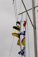 Monterey, ca, 2014 - - nautisch Signal Flaggen fliegend von Flagge Pole foto