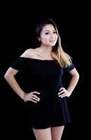 asiatisch amerikanisch Frau wenig schwarz Kleid Stehen foto