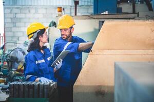 Porträt von schwer Industrie Arbeitskräfte Arbeiten auf das Metall Herstellung Prozess durch Betriebs ein Drehbank beim ein Maschine zum Stahl Struktur Industrie. foto