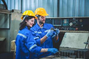 Porträt von schwer Industrie Arbeitskräfte Arbeiten auf das Metall Herstellung Prozess durch Betriebs ein Drehbank beim ein Maschine zum Stahl Struktur Industrie. foto