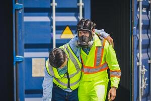 Ingenieur tragen ppe dringend unterstützt das männlich Technik Innerhalb Container wie chemisch verschütten im das Container Versand Industrie foto