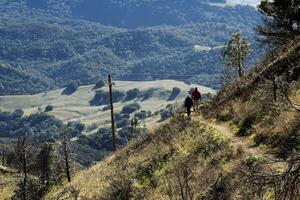 montieren Diablo, ca, 2015 - - Mann und Frau Wandern auf Berg Weg foto