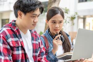 Gruppe asiatisch Schüler Treffen Mannschaft zum Arbeit Projekt. Mannschaft glücklich Studie online. lesen Buch im Hochschule Campus. Gruppe auf International Asien Universität. Ausbildung, lernen, Schule, Hochschule, Abschluss foto